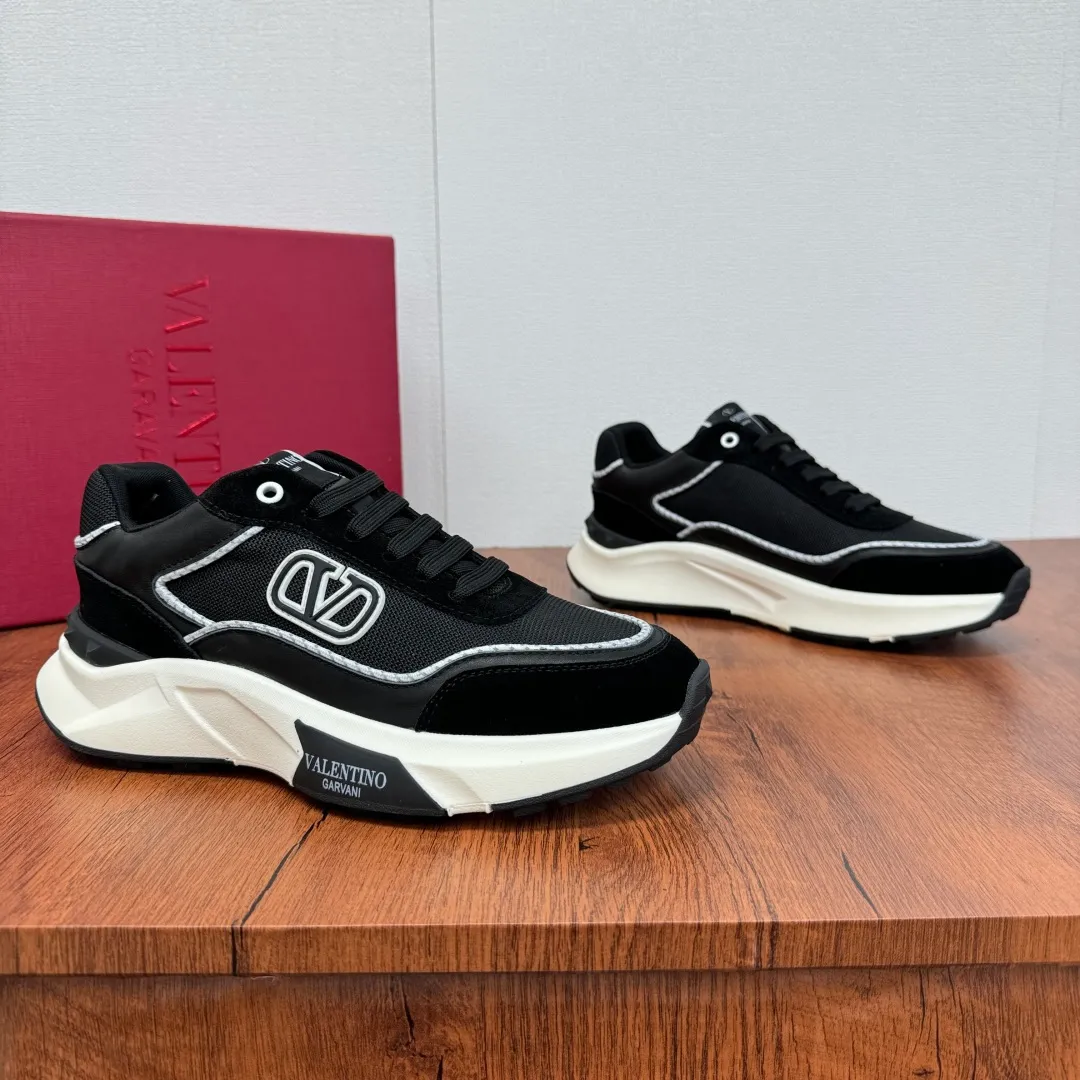 [Valentino] Top P: 820💰 Size: 39-44 leather shoe size (can be customized 38.45 cannot be returned or exchanged) VALENTION/Valentino FREEDOTS series new spring and summer men's sports shoes Lightweight and breathable casual thick-soled men's shoes Classic contrasting splicing design Suede cowhide stitching nappa calfskin + breathable technical mesh material Hot glue brand pattern badge logo details Delicate calfskin feet Lightweight mesh lining, ultra-light TPU foam rubber outsole, sports version, thick-soled style design, easy and versatile, multiple colors available, able to meet various matching needs, complete package! Item number: HL6688 black